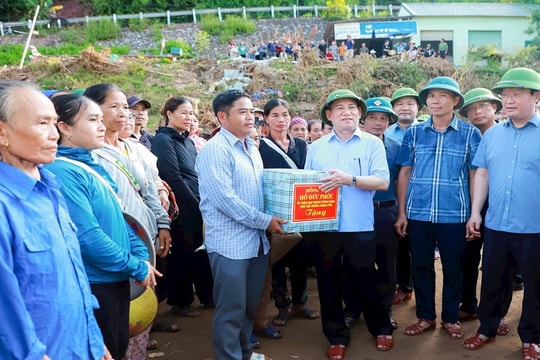 Thăm vùng lũ Nghệ An, Phó Thủ tướng Hồ Đức Phớc chia sẻ mất mát với người dân