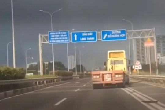 TP.HCM phạt tài xế xe đầu kéo lạng lách, đánh võng trên cao tốc