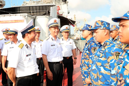 Chính ủy Quân chủng Hải quân kiểm tra các đơn vị khu vực phía Nam