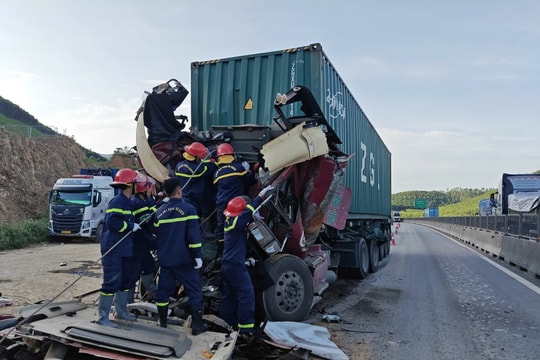 Tài xế tử vong trong cabin sau tai nạn kinh hoàng
