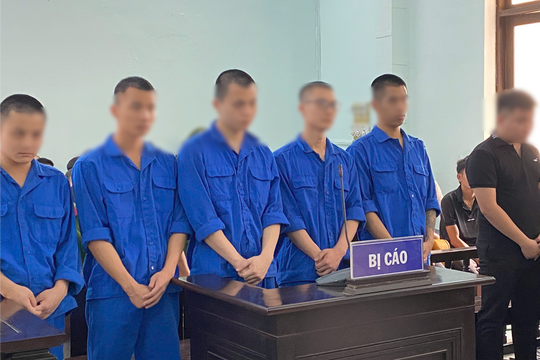 Tụ tập karaoke để 'phê thuốc', cả nhóm dắt nhau vào tù