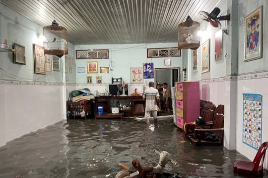 TP.HCM mưa lớn, đường phố chìm trong biển nước