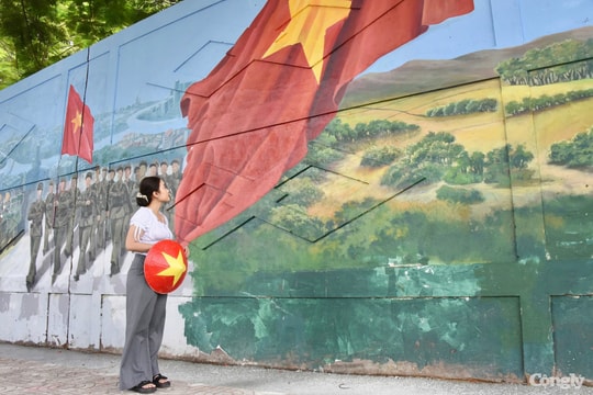 Bức họa tái hiện lễ diễu binh 30/4 giữa lòng TP.HCM