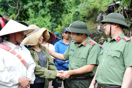 Chiến dịch 40 ngày đêm dựng lại mái ấm cho vùng lũ