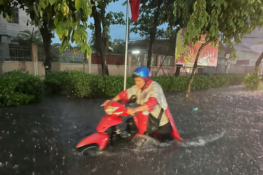 Lý giải cơn mưa khiến đường sá TP.HCM chìm trong biển nước