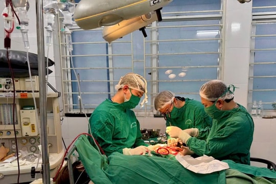 Nam bệnh nhân được nối lại cẳng tay bị đứt rời sau 10 giờ phẫu thuật