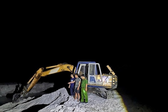 Nửa đêm, mang máy xúc đi khai thác cát trái phép