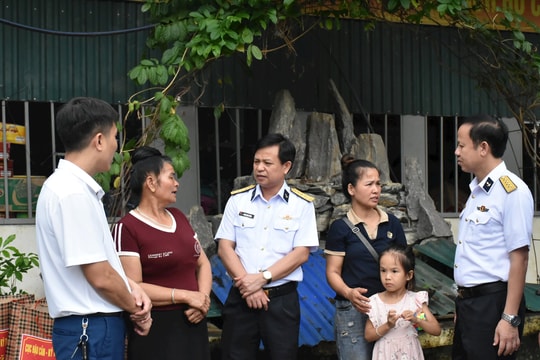 Cục Hậu cần - Kỹ thuật Hải quân thăm hỏi, tặng quà nhân dân tỉnh Điện Biên bị thiệt hại sau mưa lũ