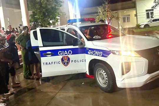 Cảnh sát giao thông kịp thời đưa người đàn ông bị đột quỵ đi cấp cứu