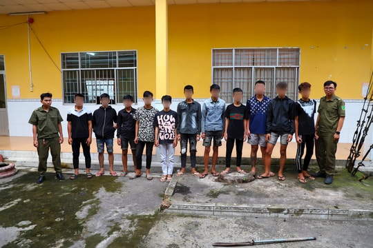 Hỗn chiến bất thành, nhóm thiếu niên mang hung khí đập phá xe