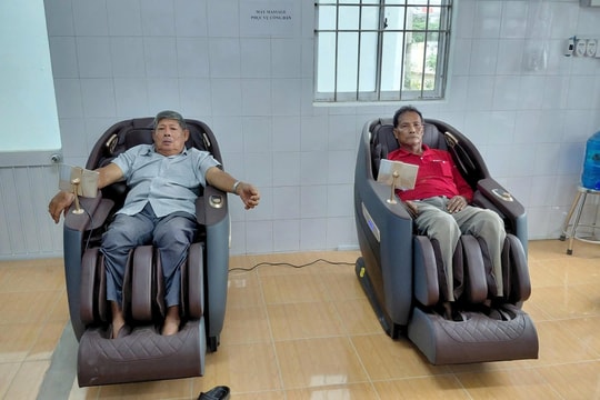 Cần Thơ: Một xã trang bị máy massage phục vụ người dân đến làm thủ tục