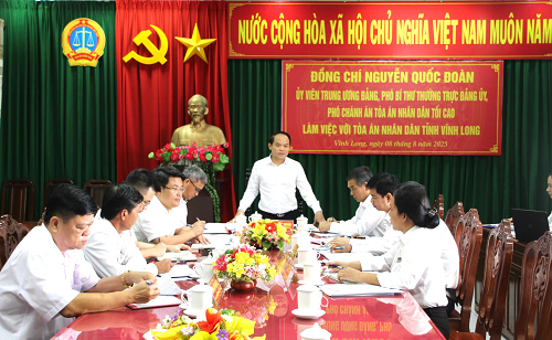 Phó Chánh án Tòa án nhân dân tối cao Nguyễn Quốc Đoàn làm việc tại TAND tỉnh Vĩnh Long
