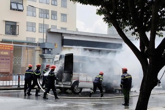 Ô tô cháy dữ dội trên đường phố TP.HCM