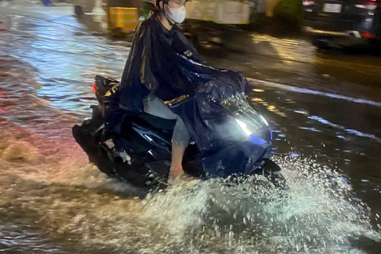 TP.HCM mưa lớn, nhiều đường ngập sâu
