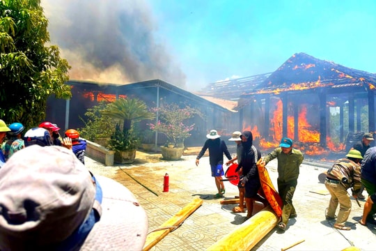 Nhiều căn nhà gỗ của một gia đình bốc cháy dữ dội