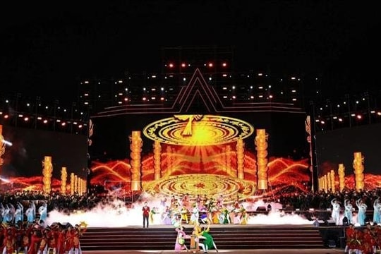 'Dưới cờ vinh quang': Kết nối quá khứ, hiện tại, tương lai trong xúc cảm và tự hào