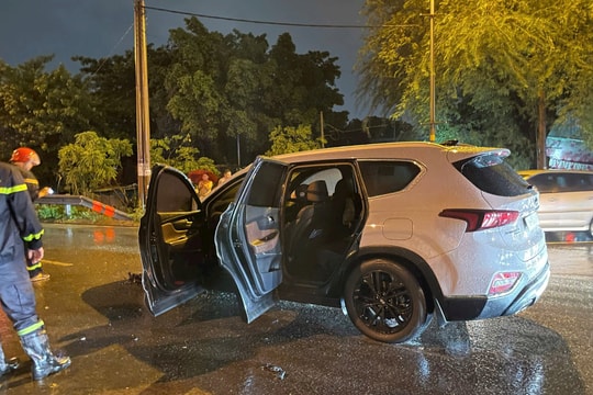 Ô tô bốc cháy trong cơn mưa lớn