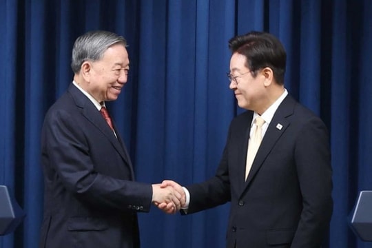 Tổng Bí thư Tô Lâm gặp gỡ báo chí tại Hàn Quốc