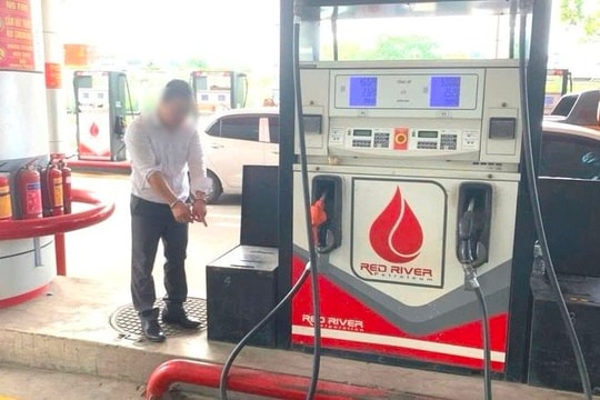 Ghen tuông, người đàn ông đổ xăng phóng hỏa căn hộ chung cư