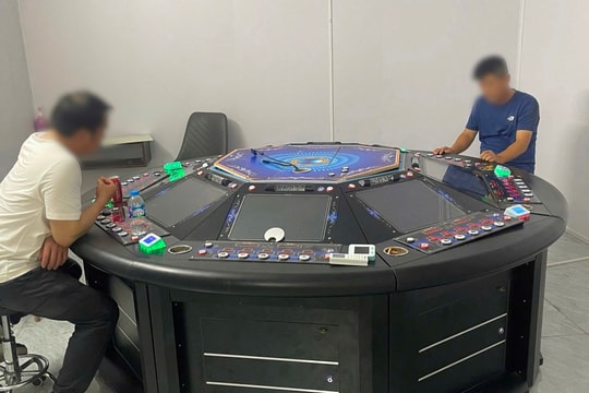 Bắt quả tang nhóm người nước ngoài đánh bạc