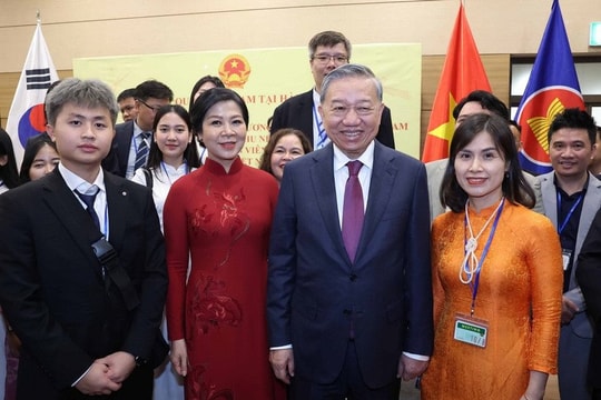 Tổng Bí thư Tô Lâm gặp gỡ nhân viên Đại sứ quán và người Việt Nam tại Hàn Quốc