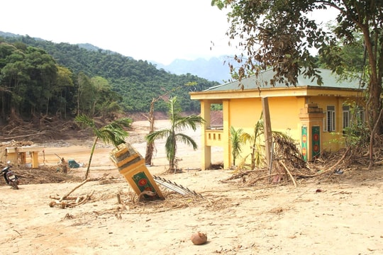 Sân trường sau lũ: Bùn đất và nước mắt