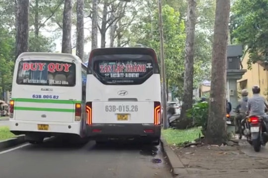 Hai xe khách dàn hàng, chắn đường phố TP.HCM