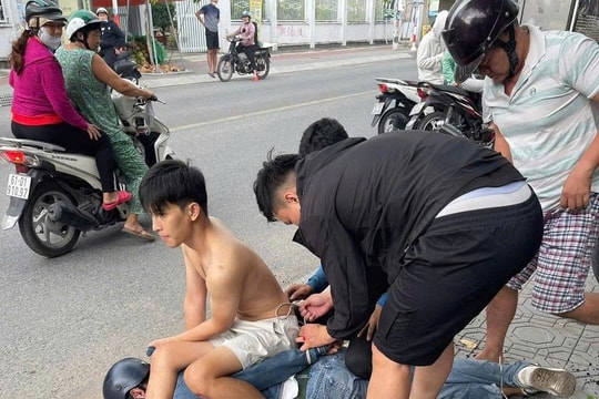 Vào tiệm vờ hỏi mua vàng rồi cướp