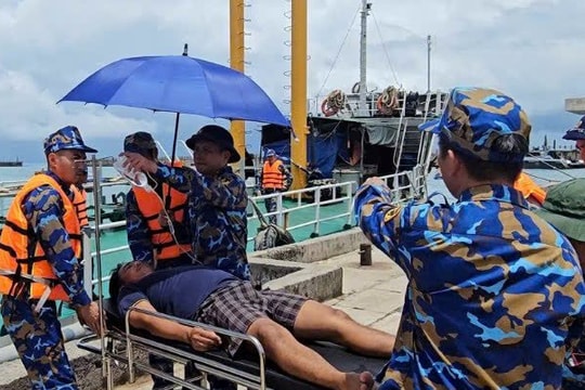 Hải đoàn 129 cấp cứu kịp thời ngư dân bị nạn trên biển