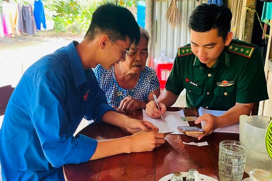 Tuổi trẻ BĐBP Cà Mau tích cực hỗ trợ người dân tiếp cận dịch vụ công trực tuyến