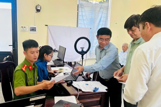 Huế triển khai cao điểm cấp đổi Thẻ đảng viên điện tử