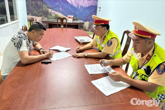 Tài xế không bằng lái 'nhồi' thêm 21 khách