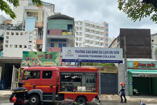 Cháy nhà dân lúc giữa trưa ở TP.HCM