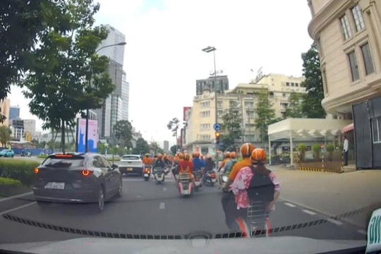 Hàng loạt xe máy ngang nhiên vượt đèn đỏ ở trung tâm TP.HCM