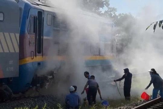 Tàu SE4 bốc khói phần đầu máy khi qua địa bàn TP. Huế