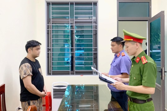 Thấy công an kiểm tra, kẻ bỏ chạy, người chui gầm giường để trốn