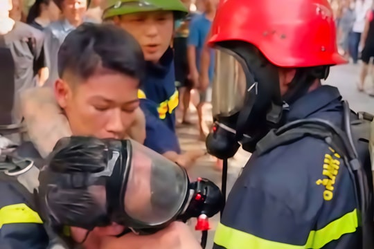Chiến sĩ công an nhường mặt nạ phòng độc để cứu người đàn ông trong đám cháy