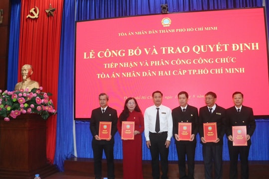 Công bố Quyết định tiếp nhận và phân công công chức TAND hai cấp TP.HCM