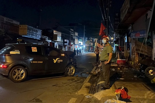 Taxi lao lên vỉa hè, tông nhiều phương tiện và người