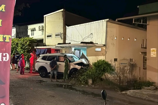 Xe con mất lái, tông vào nhà dân