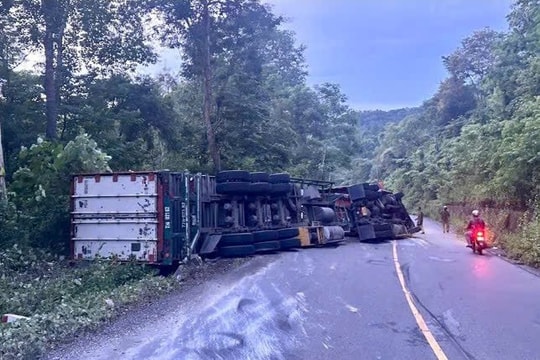 Lâm Đồng: Xe đầu kéo chở sầu riêng lật giữa đèo