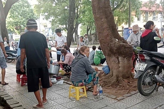 Huế: Xử lý quán ăn vỉa hè rửa bát bằng xô nước “thần tốc”