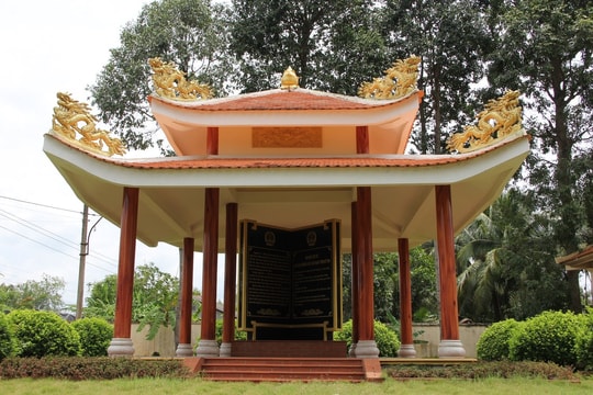 Bia ghi dấu địa điểm xét xử đầu tiên ở Nam Bộ