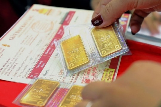 Giá vàng hôm nay 15/8: Vàng trong nước bất ngờ đảo chiều