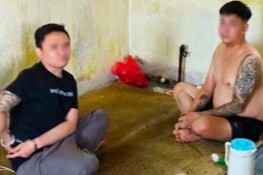 Bắt quả tang 2 người đàn ông tổ chức “tiệc” ma túy tại nhà