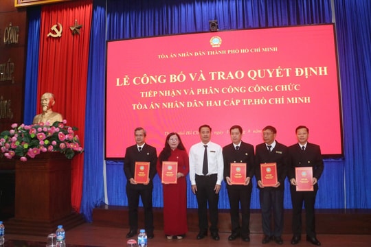 Công bố Quyết định tiếp nhận và phân công công chức TAND hai cấp TP.HCM