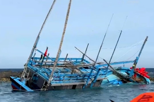 Kịp thời cứu hộ tàu cá và ngư dân gặp nạn trên biển