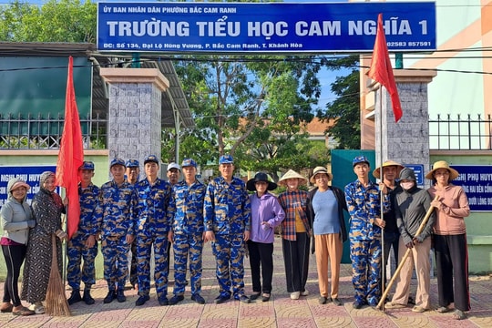 Trung đoàn 451 chung tay cùng nhà trường chuẩn bị năm học mới