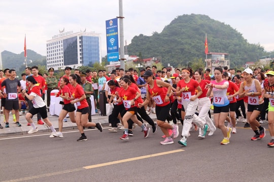 Sôi nổi giải chạy chào mừng 80 năm Ngày truyền thống Công an nhân dân tại Sơn La