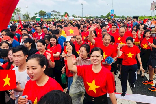 An Giang: Hàng ngàn người đi bộ “Cùng Việt Nam tiến bước”